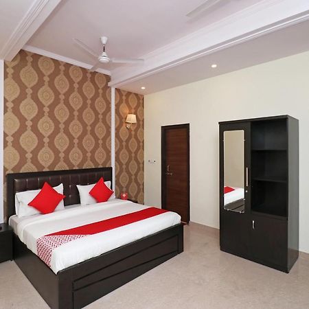 לקנאו Capital O Hotel Royal Inn Near Gomti Riverfront Park מראה חיצוני תמונה