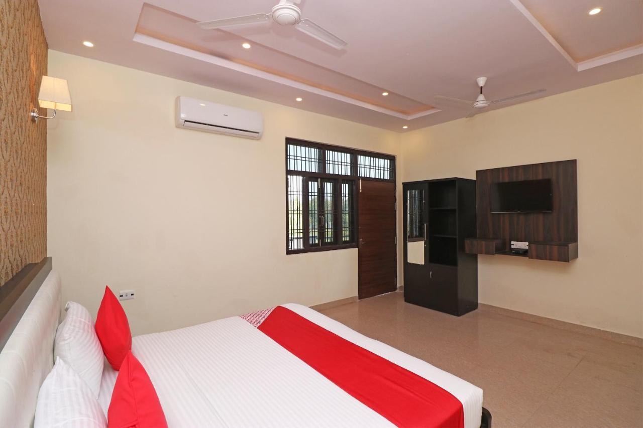 לקנאו Capital O Hotel Royal Inn Near Gomti Riverfront Park מראה חיצוני תמונה