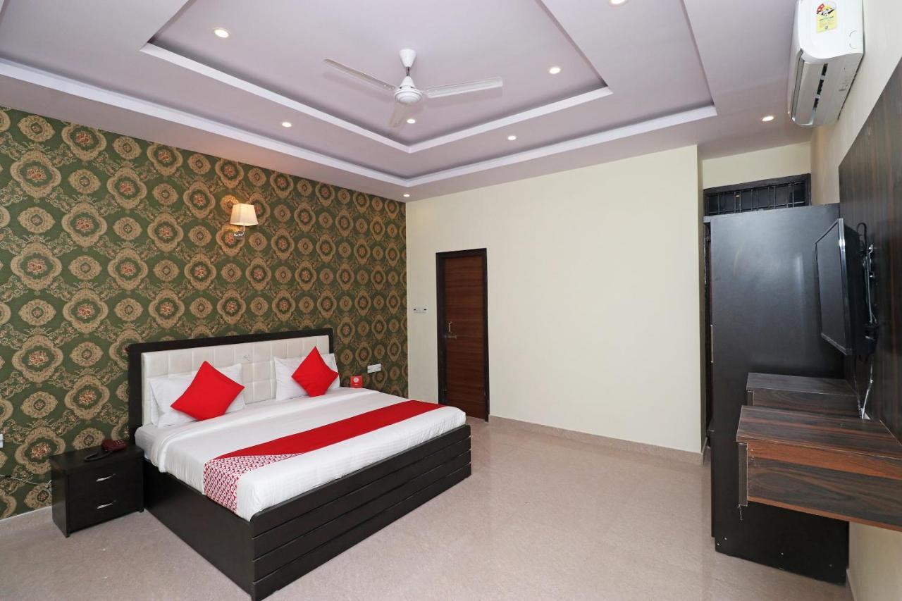 לקנאו Capital O Hotel Royal Inn Near Gomti Riverfront Park מראה חיצוני תמונה