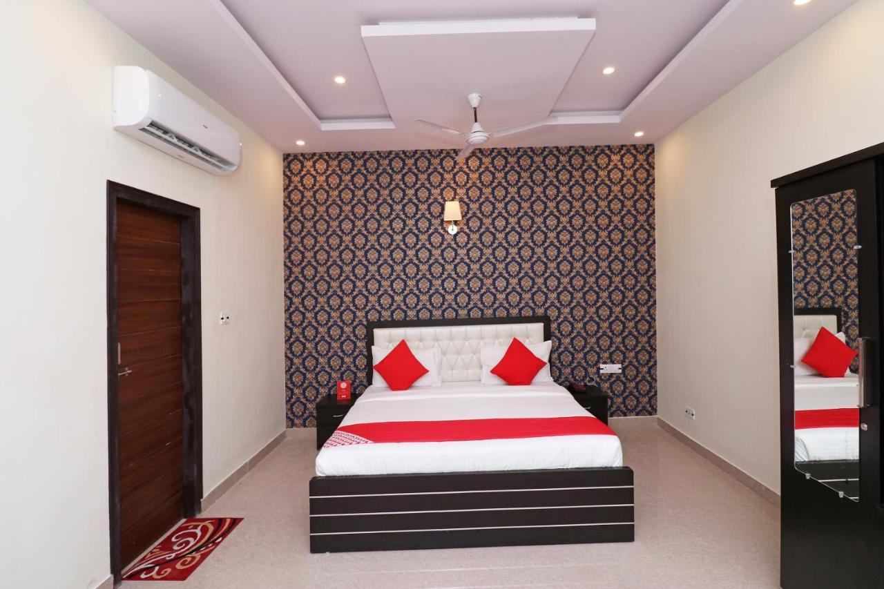 לקנאו Capital O Hotel Royal Inn Near Gomti Riverfront Park מראה חיצוני תמונה
