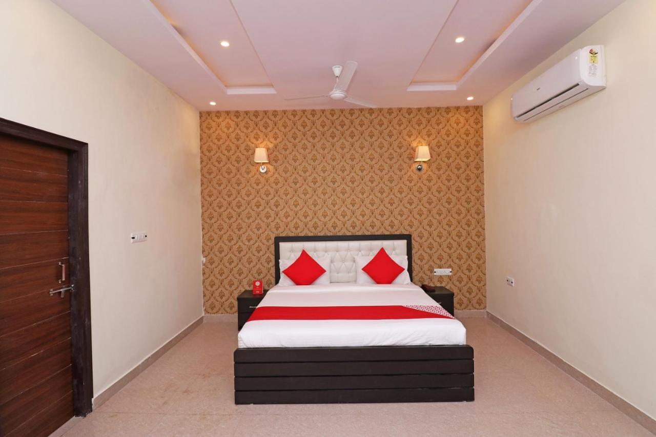 לקנאו Capital O Hotel Royal Inn Near Gomti Riverfront Park מראה חיצוני תמונה