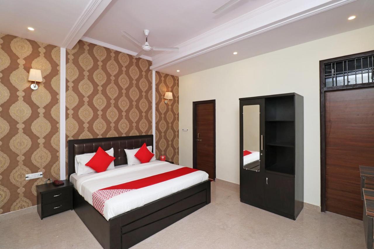 לקנאו Capital O Hotel Royal Inn Near Gomti Riverfront Park מראה חיצוני תמונה